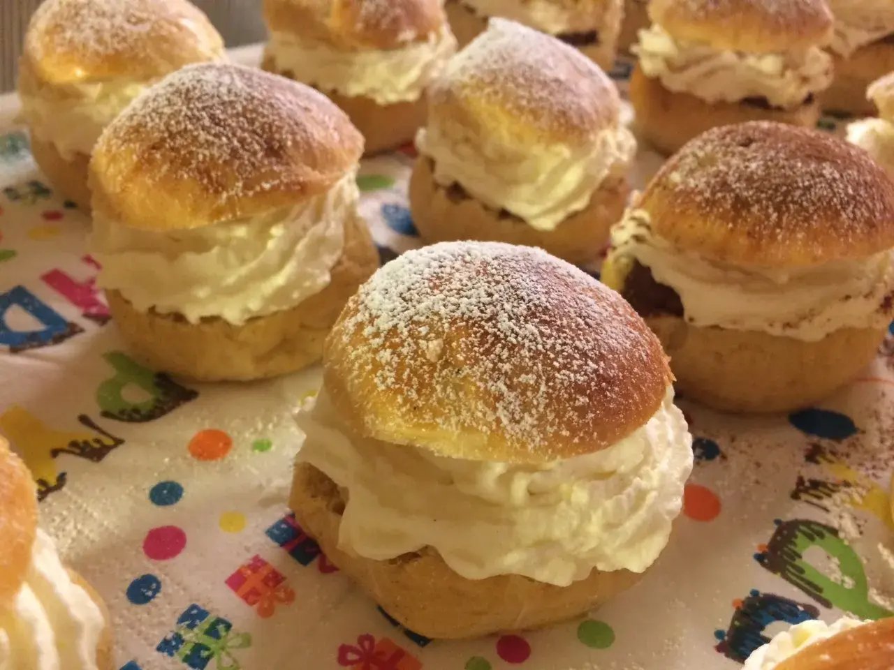 Fluffiga semlor med grädde, perfekta för ett semmeltårta recept. Pudrade med florsocker.