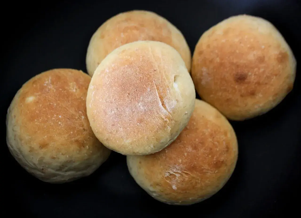 Fem nybakade frallor, perfekta för ett enkelt frallor recept.