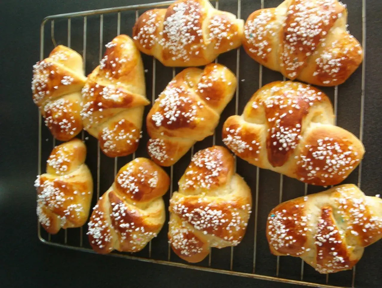 Nybakade gifflar med pärlsocker, redo att avnjutas. Ett härligt gifflar recept!