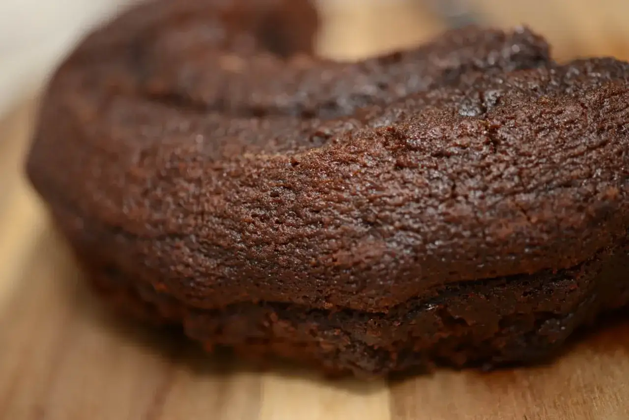 En saftig chokladkaka, perfekt f&ouml;r att baka med kakao. Dess rika, m&ouml;rka yta lovar en h&auml;rlig smak.