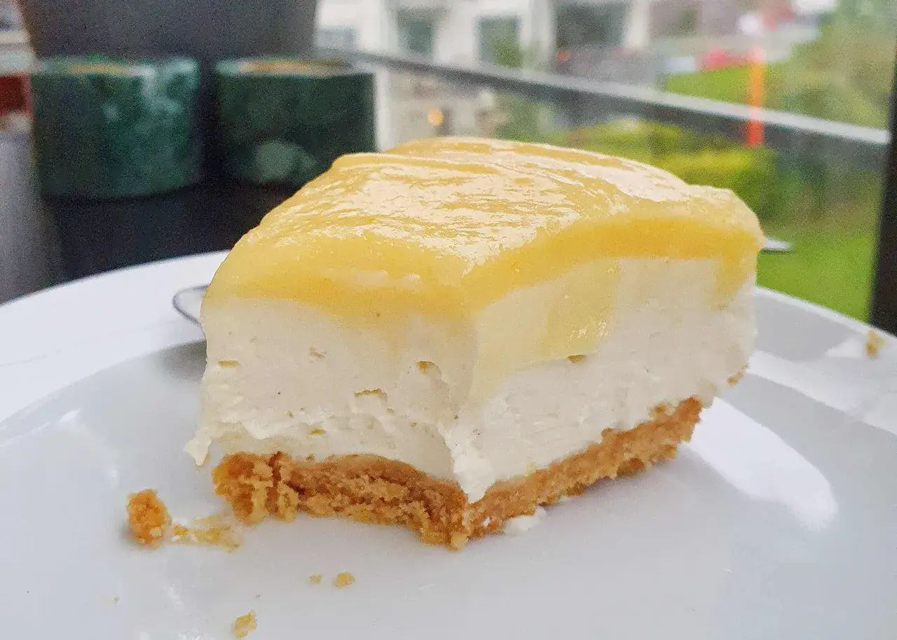 En bit kr&auml;mig cheesecake med en syrlig lemon curd-topping. En perfekt dessert f&ouml;r en solig dag.