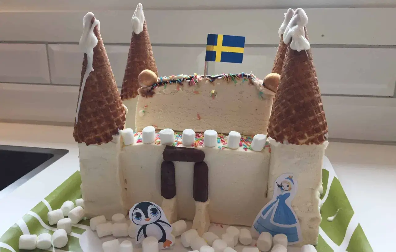 En fantasifull glasst&aring;rta formad som ett slott, perfekt f&ouml;r barn. Med svenska flaggan, pingvin och prinsessa.