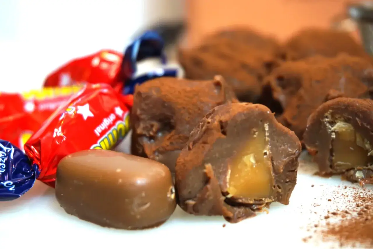 Chokladpraliner med karamellfyllning, pudrade med kakao. Perfekt f&ouml;r ett eget godis recept.