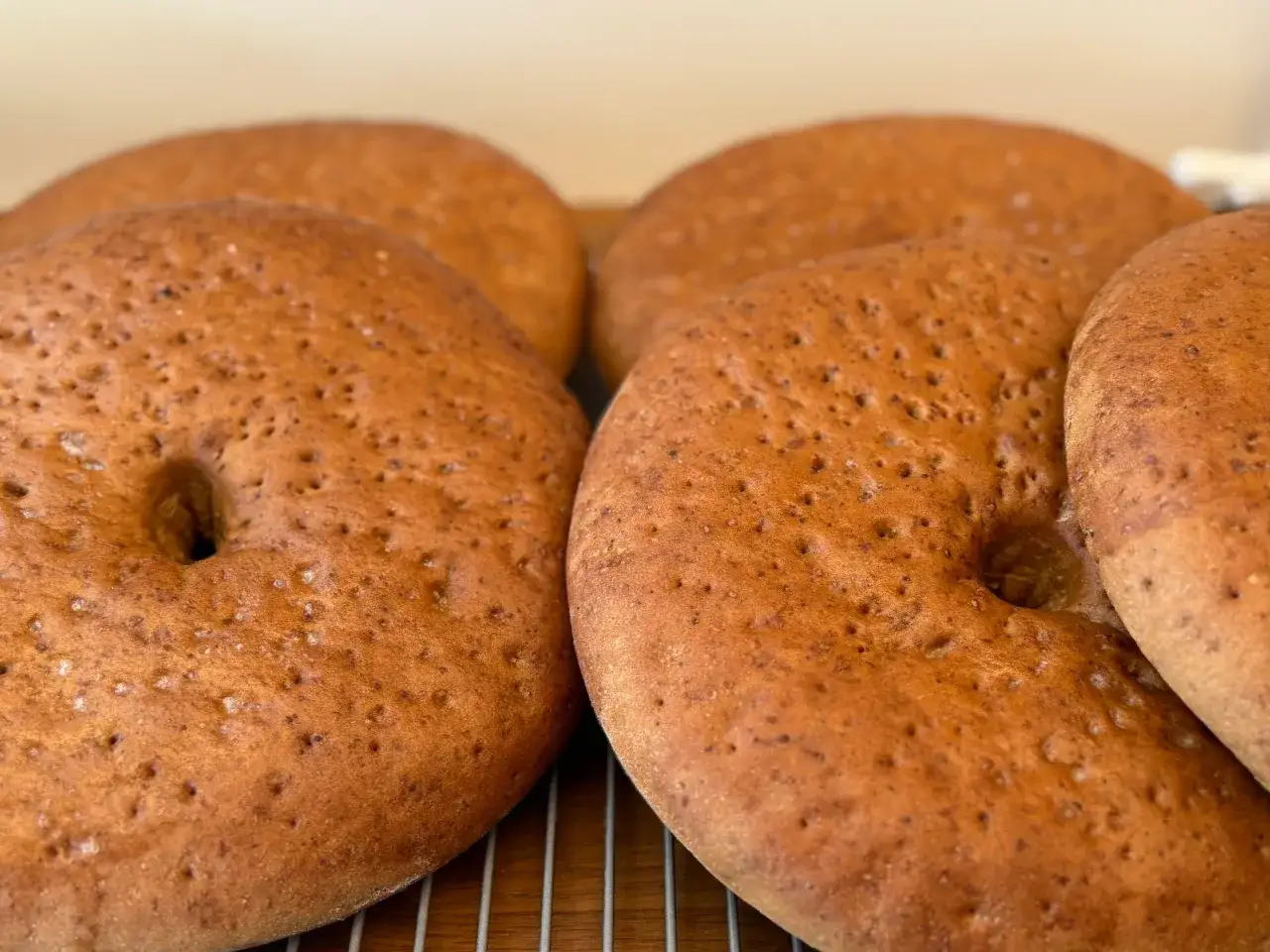 Nybakade r&aring;gkakor med h&aring;l i mitten, perfekta f&ouml;r ett gott r&aring;gkaka recept.