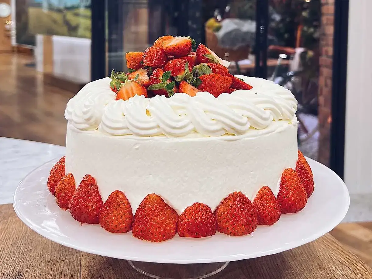 En vacker jordgubbst&aring;rta med fluffig gr&auml;dde och f&auml;rska jordgubbar. Perfekt f&ouml;r ett sommarfika eller som inspiration till ditt eget jordgubbst&aring;rta recept.