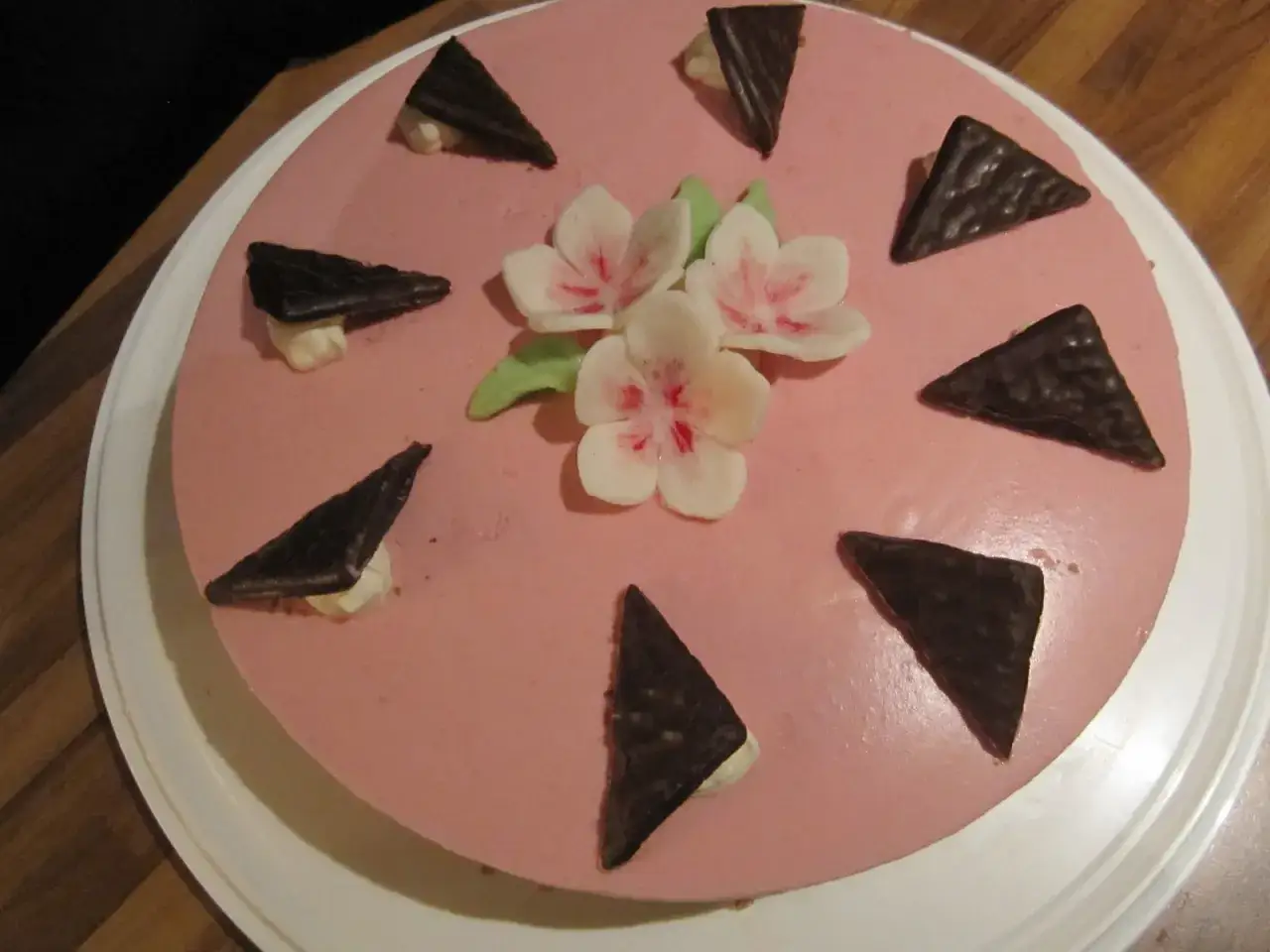 Rosa t&aring;rta med blommor och After Eight-mousse-bitar som dekoration.