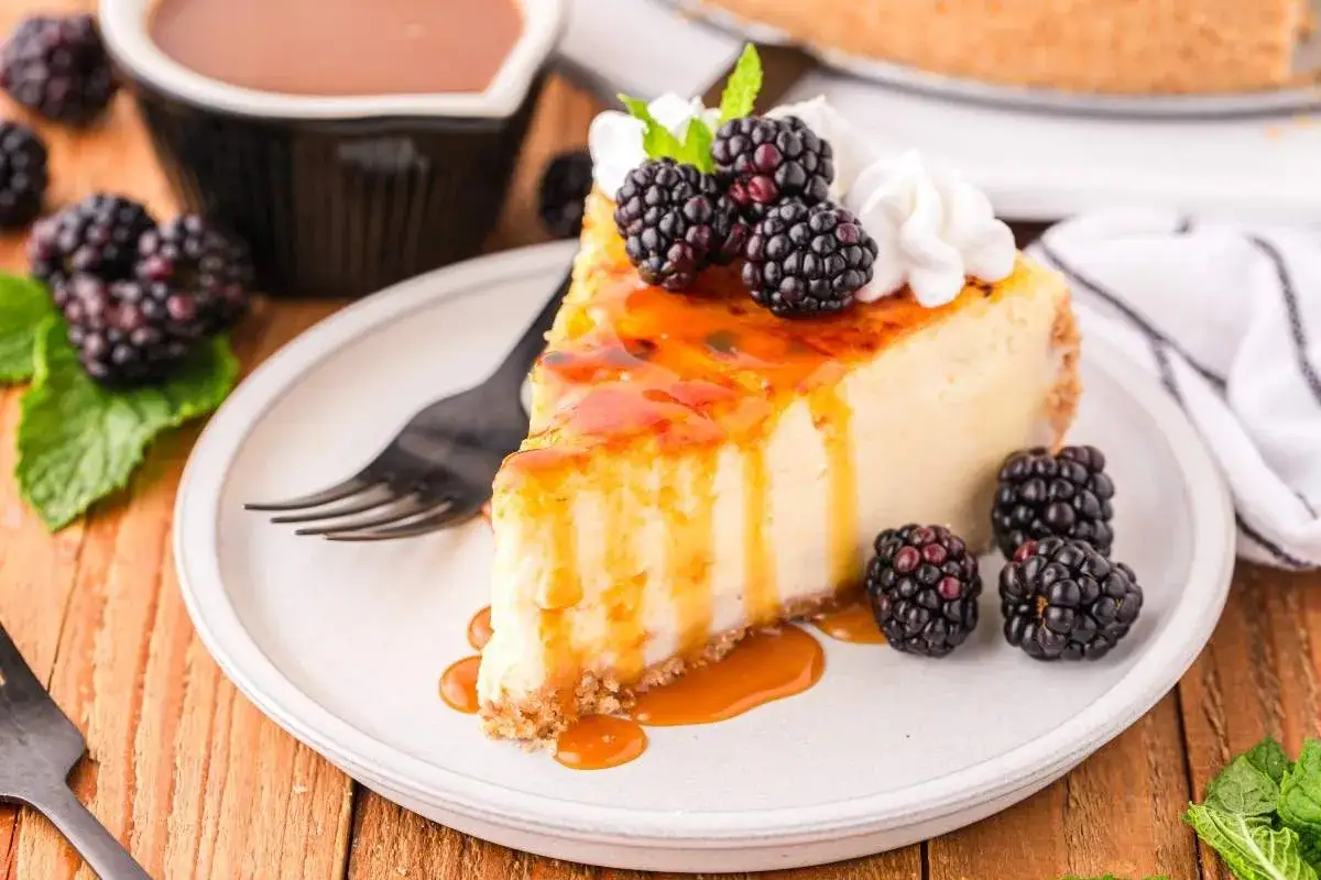 En bit kr&auml;mig creme brulee cheesecake med bj&ouml;rnb&auml;r och karamells&aring;s.