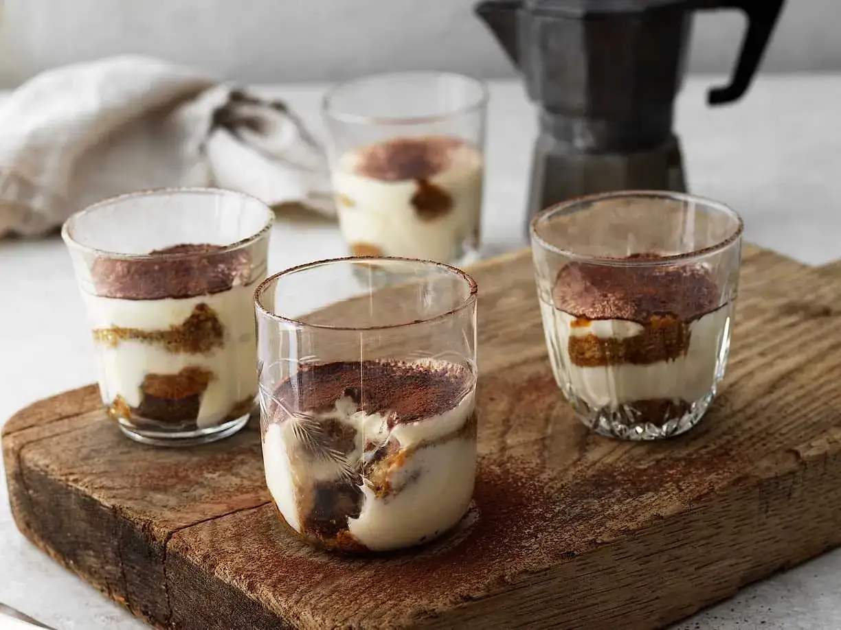 Fyra glas med kr&auml;mig tiramisu, pudrad med kakao. Perfekt f&ouml;r en fika.