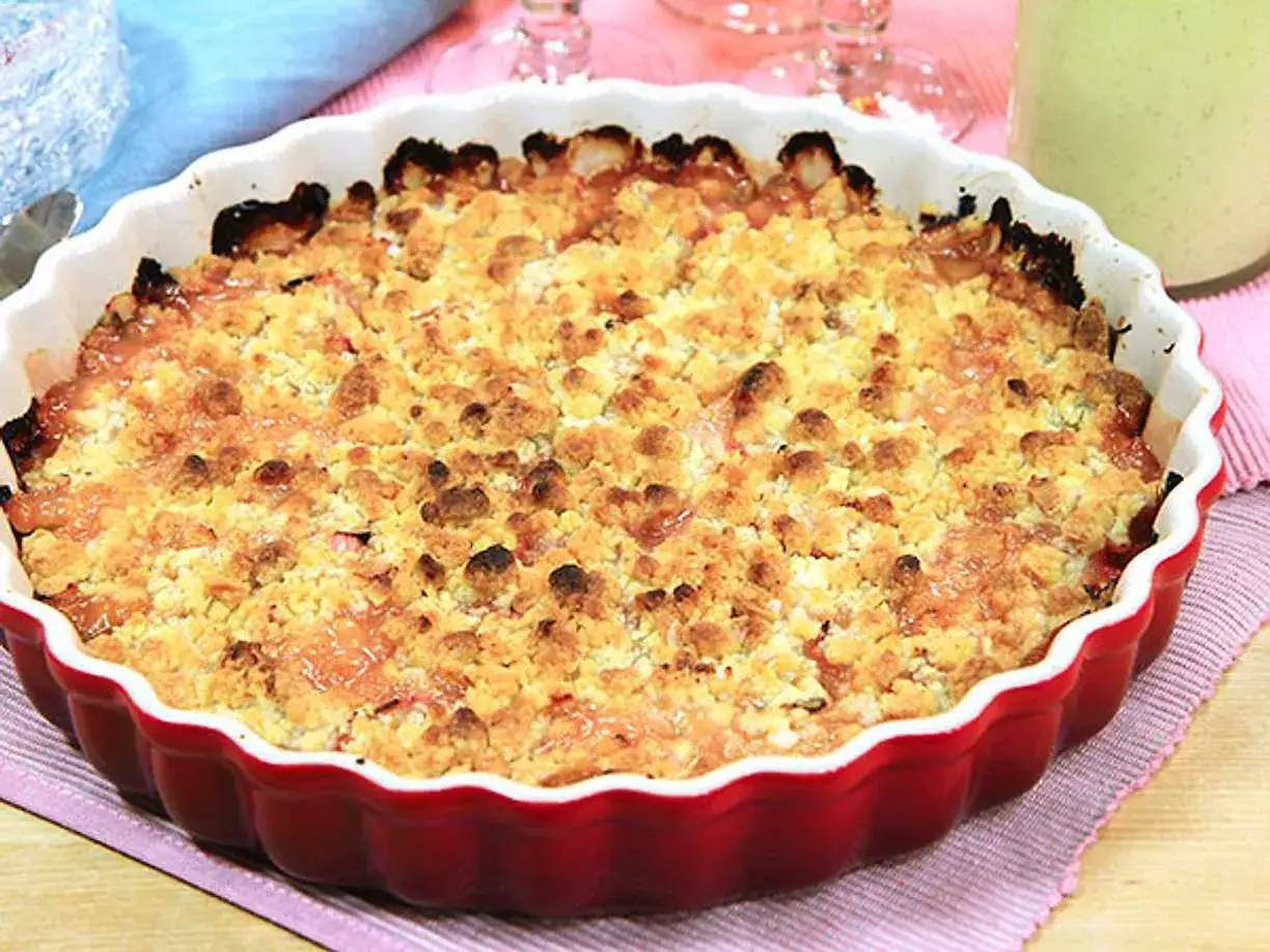 En h&auml;rlig rabarberpaj med smuldeg, perfekt f&ouml;r ett somrigt rabarber recept.