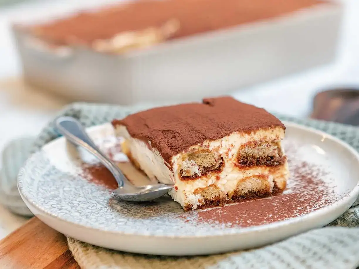 En bit kr&auml;mig tiramisu med kex och kakao, redo att avnjutas. Detta &auml;r ett tiramisu recept original.