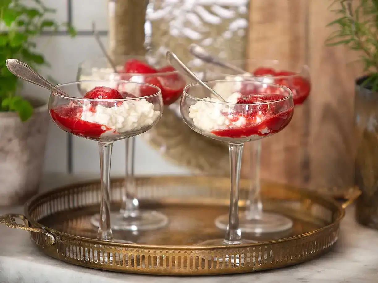 Tre eleganta glas med risgrynsgr&ouml;t och jordgubbss&aring;s, en klassisk ris a la malta. Serveras p&aring; ett antikt fat.
