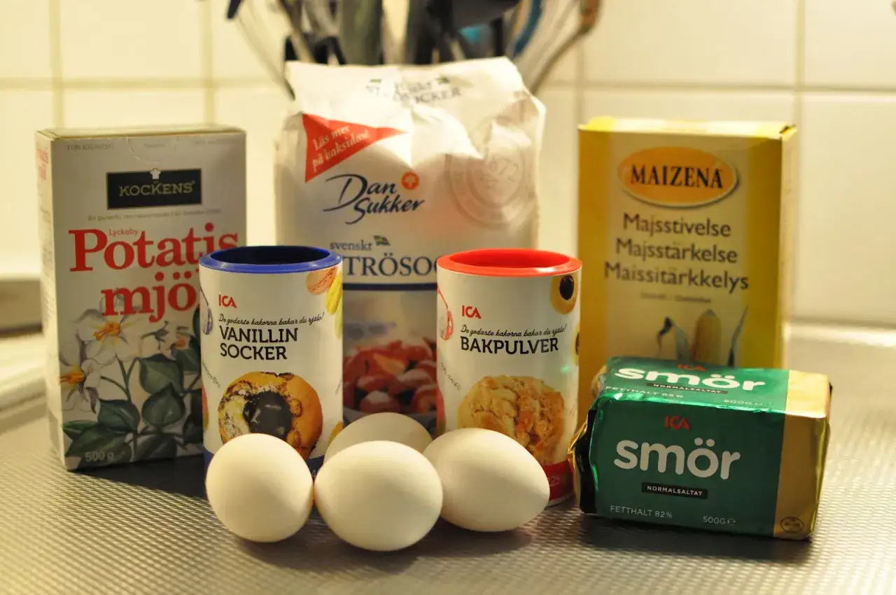Bakningstillbeh&ouml;r: potatismj&ouml;l, socker, bakpulver, vaniljsocker, sm&ouml;r och &auml;gg. Maizena Majsst&auml;rkelse st&aring;r redo som alternativ till potatismj&ouml;l.