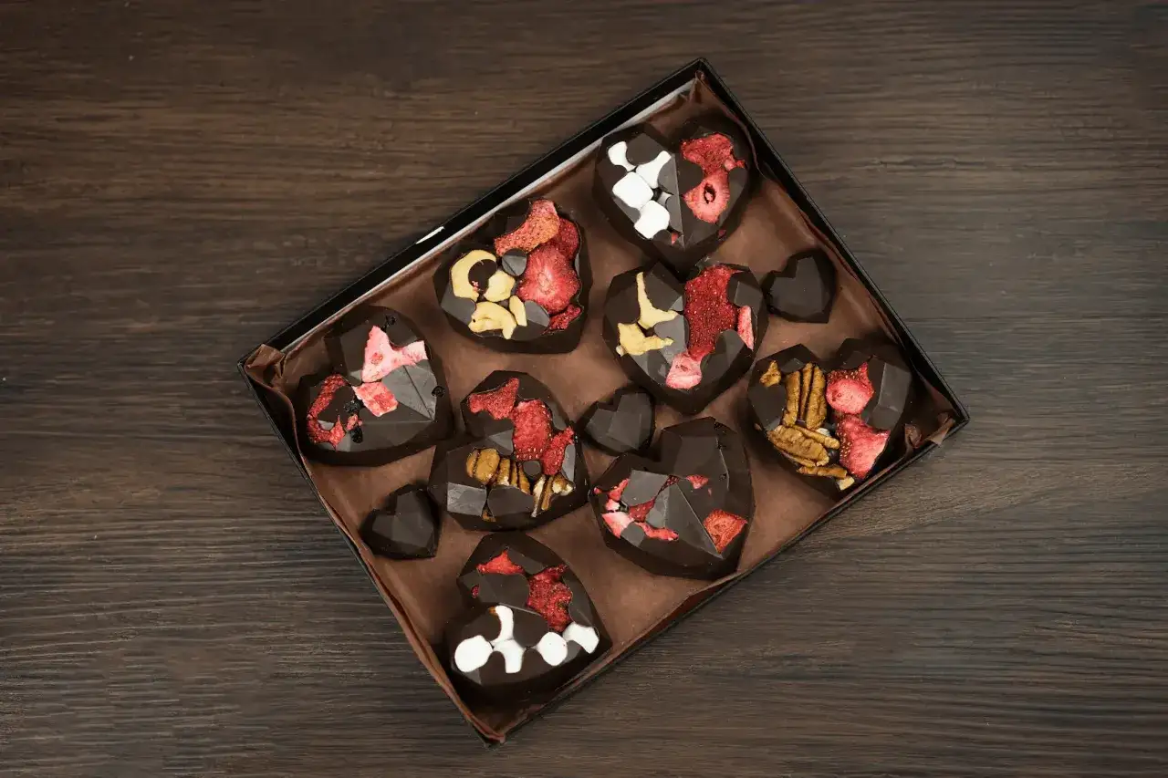 M&ouml;rk chokladhj&auml;rtan fyllda med torkad frukt och n&ouml;tter, en h&auml;rlig rocky road-upplevelse.