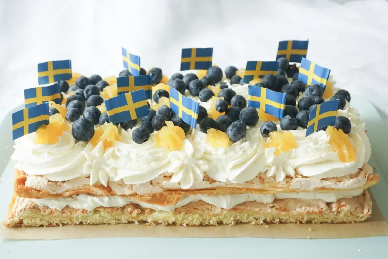 En festlig pinocchiot&aring;rta med lemoncurd, gr&auml;dde, bl&aring;b&auml;r och svenska flaggor. Perfekt f&ouml;r nationaldagen!