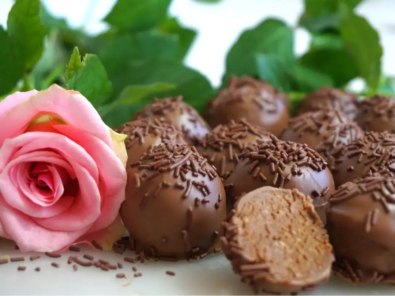 Chokladbollar med nougat, str&ouml;ssel och en rosa ros. Perfekt att baka med nougat!