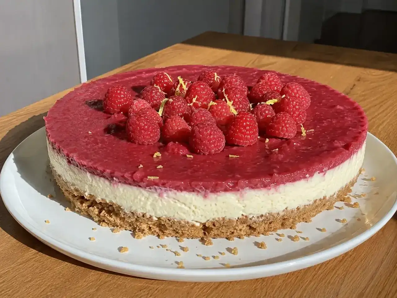 Hallon cheesecake med krispig botten, perfekt för ett somrigt cheesecake recept.