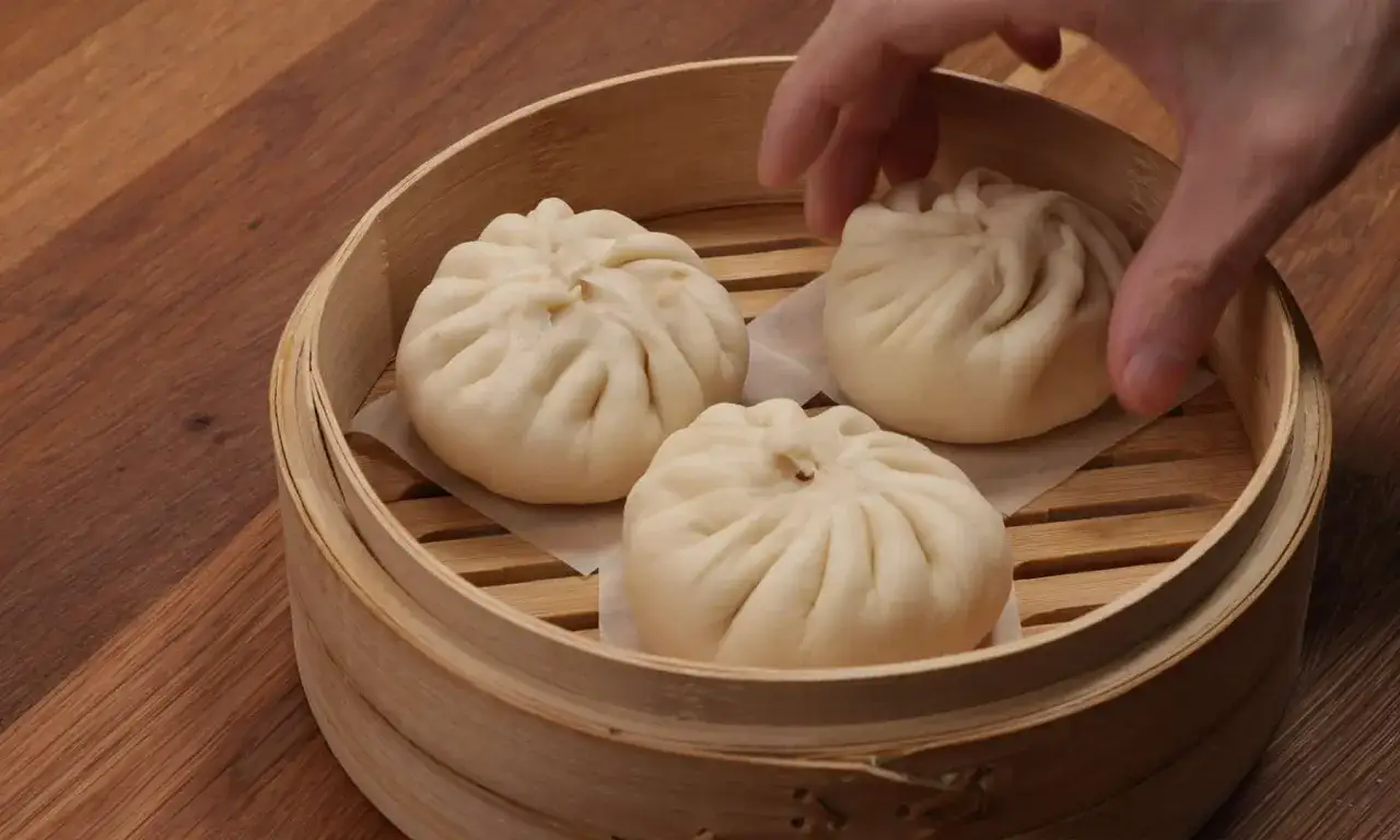 F&auml;rska bao buns i bambukorg, redo f&ouml;r &aring;ngning. Ett perfekt bao buns recept att prova!