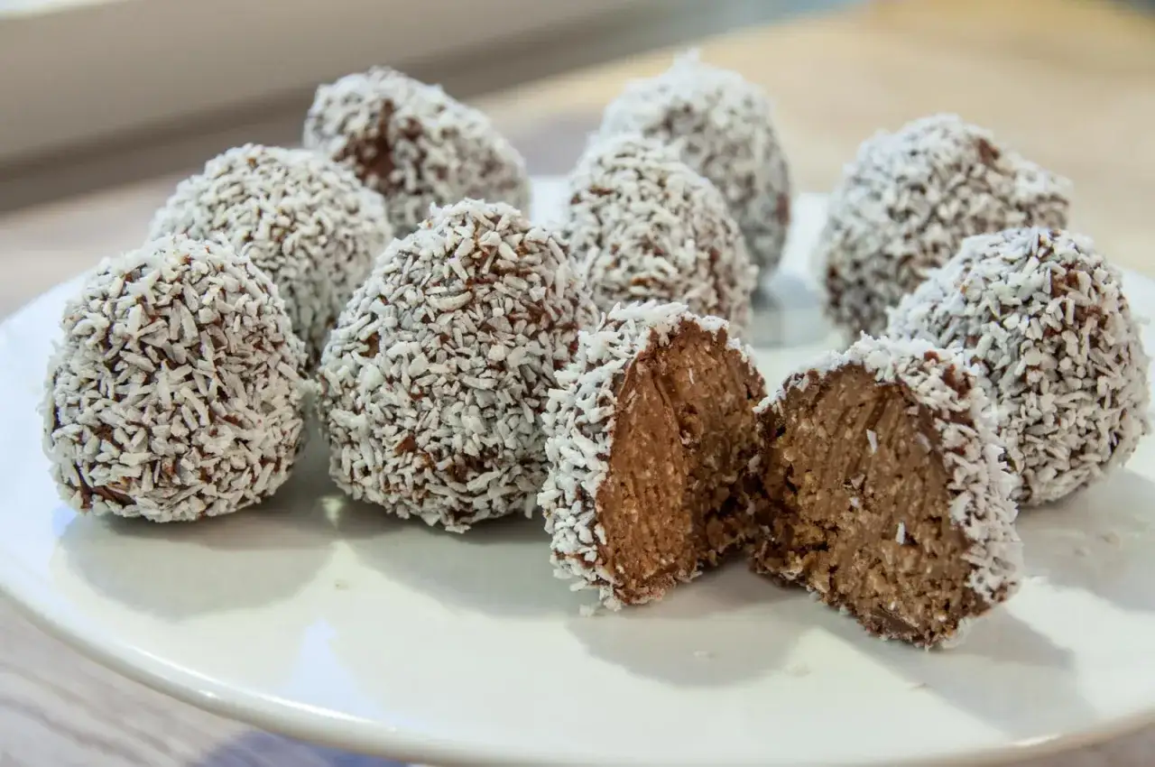 En h&ouml;g med chokladbollar, rullade i kokos. Ett enkelt och gott delicatobollar recept som passar alla.