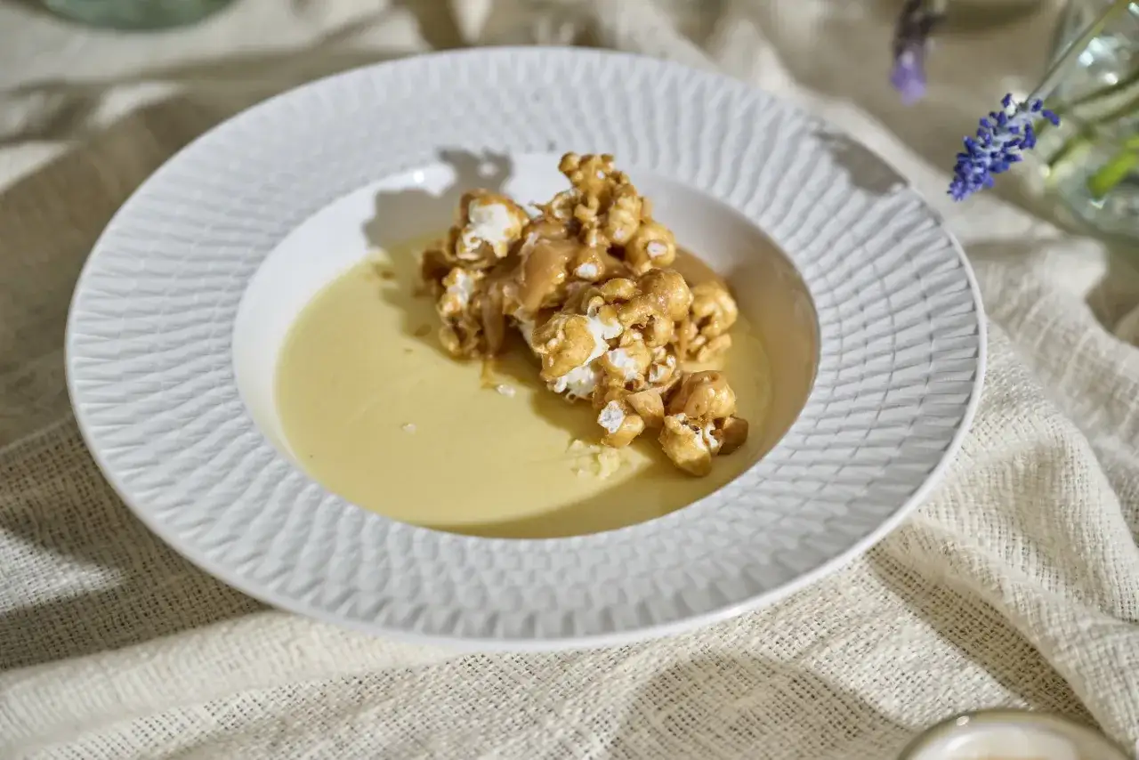 En kr&auml;mig pannacotta med en gener&ouml;s topping av karamelliserad popcorn, en h&auml;rlig dulce de leche-pannacotta.