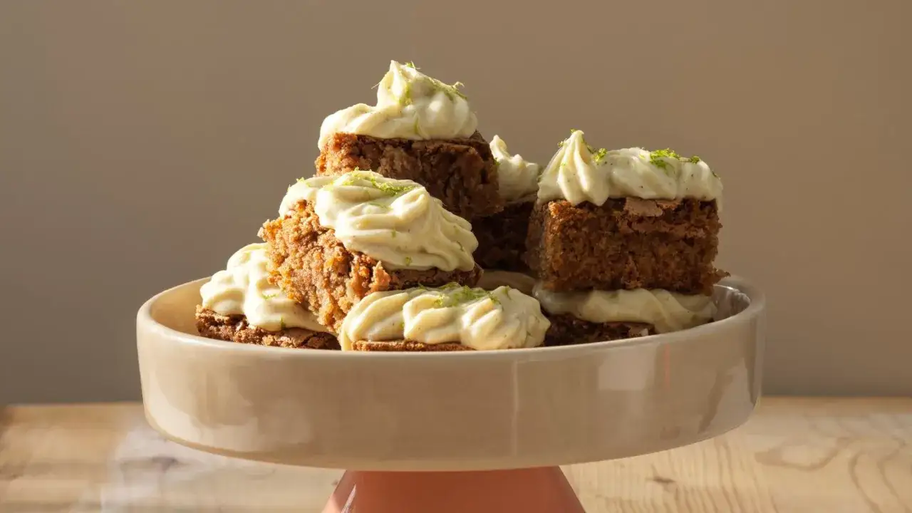 En h&ouml;g med saftig morotskaka med sm&ouml;r ist&auml;llet f&ouml;r olja, toppad med kr&auml;mig frosting och rivet limeskal.