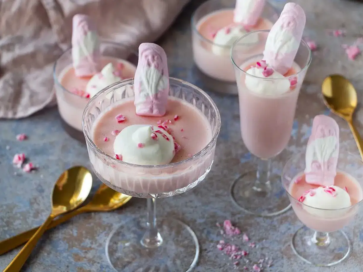 Rosa pannacotta med vispgr&auml;dde och skumtomtar, en s&ouml;t och festlig dessert.