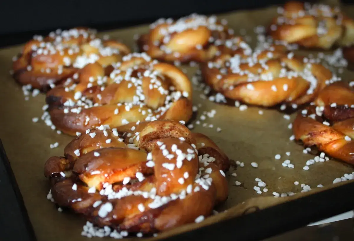 Nybakade kanelbullar med pärlsocker, redo att avnjutas. Ett klassiskt bullar recept som doftar ljuvligt.