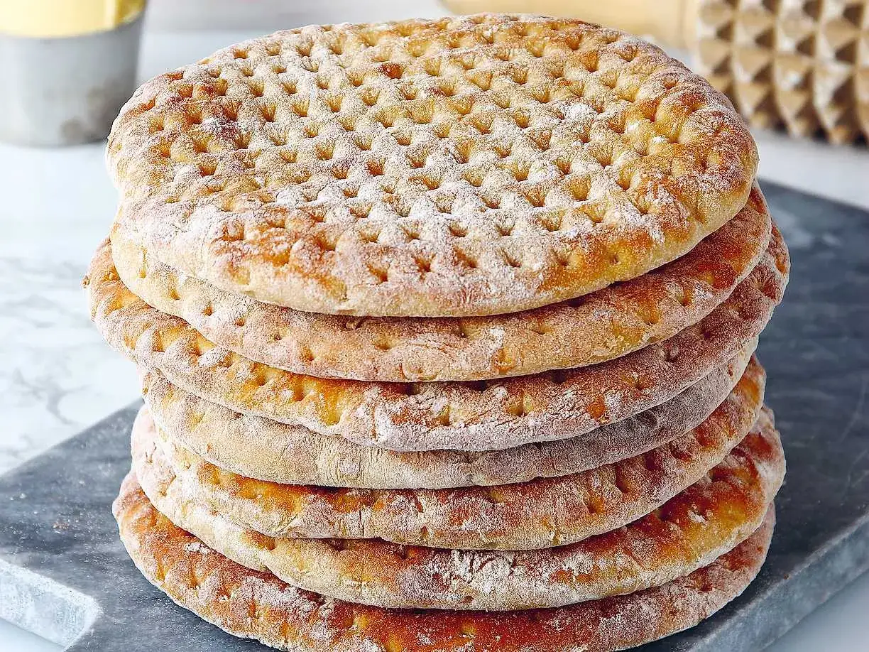 En stapel nybakade polarkakor, perfekt f&ouml;r ett enkelt polarkaka recept. Pudrade med mj&ouml;l och med karakt&auml;ristiska prickar.