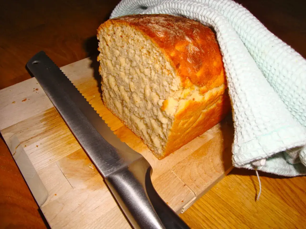 Nybakad sirapslimpa, redo att sk&auml;ras med en vass br&ouml;dkniv. Ett perfekt recept f&ouml;r hembakat br&ouml;d.