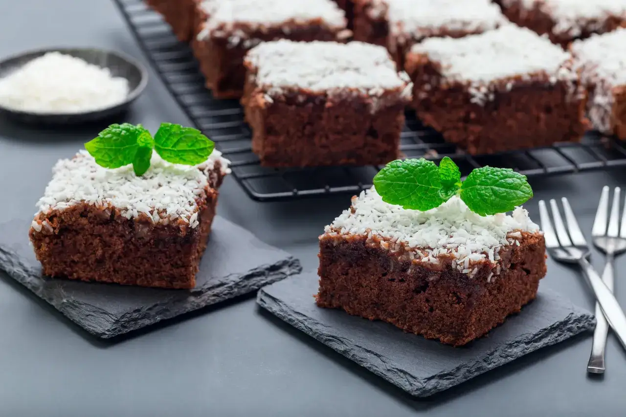 Chokladkakor med kokos och mynta, ett mums mums recept som ser ljuvligt ut.