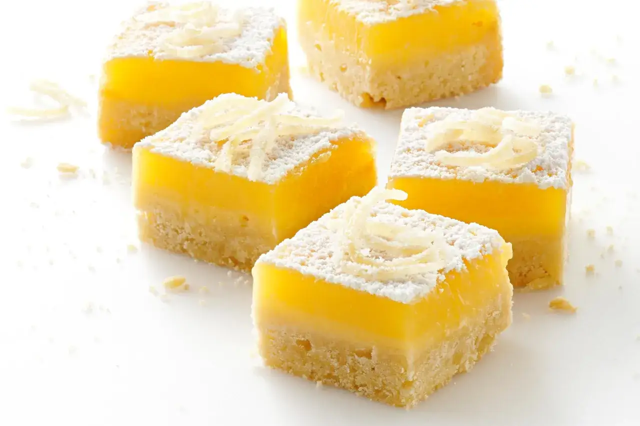 Citronrutor med en smulig botten, pudrade med florsocker och garnerade med citronskal. Perfekt f&ouml;r &ouml;verblivna &auml;ggulor recept.